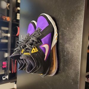 Nike lebron james 18 size 7.5